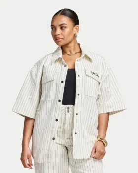 Kurzärmeliges Denim-Shirt für Damen in Shorts