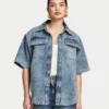Kurzärmeliges Denim-Shirt für Damen in Shorts Kurzärmeliges Denim-Shirt für Damen in Shorts