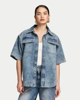 Kurzärmeliges Denim-Shirt für Damen in Shorts