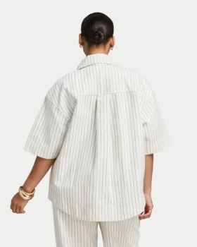 Kurzärmeliges Denim-Shirt für Damen in Shorts