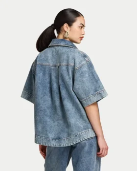 Kurzärmeliges Denim-Shirt für Damen in Shorts