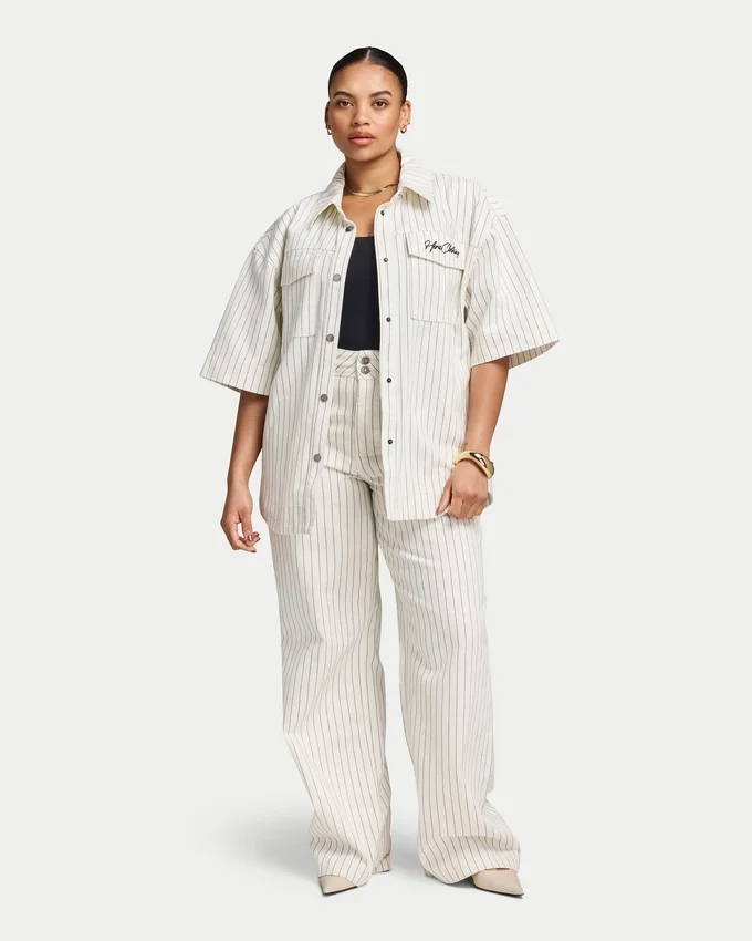 Kurzärmeliges Denim-Shirt für Damen in Shorts Kurzärmeliges Denim-Shirt für Damen in Shorts