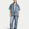 Kurzärmeliges Denim-Shirt für Damen in Shorts Kurzärmeliges Denim-Shirt für Damen in Shorts