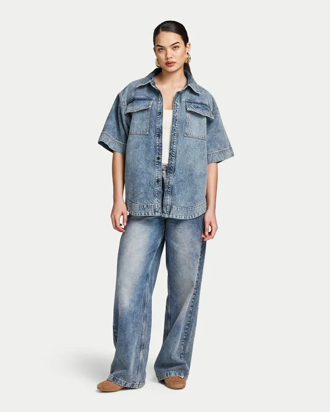 Kurzärmeliges Denim-Shirt für Damen in Shorts Kurzärmeliges Denim-Shirt für Damen in Shorts