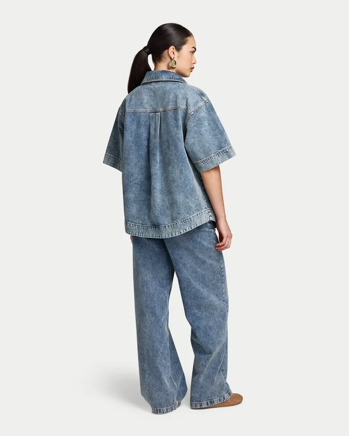 Kurzärmeliges Denim-Shirt für Damen in Shorts Kurzärmeliges Denim-Shirt für Damen in Shorts