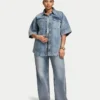 Kurzärmeliges Denim-Shirt für Damen in Shorts Kurzärmeliges Denim-Shirt für Damen in Shorts