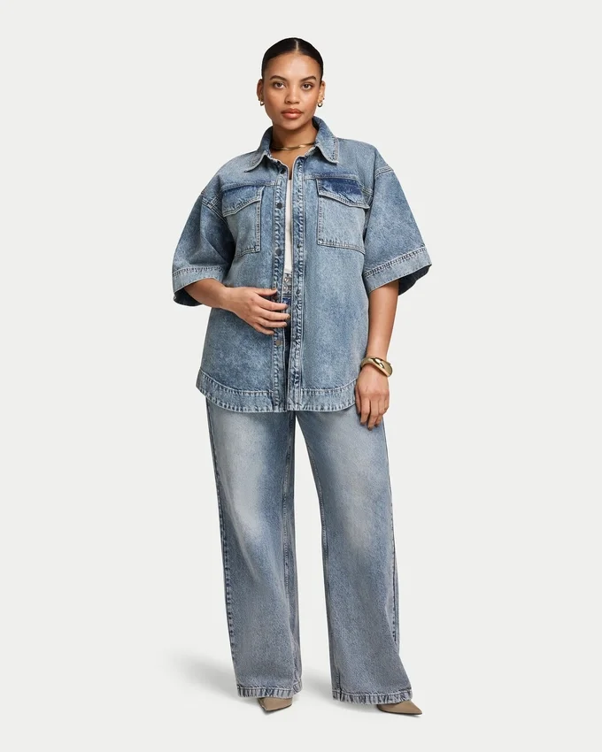 Kurzärmeliges Denim-Shirt für Damen in Shorts Kurzärmeliges Denim-Shirt für Damen in Shorts