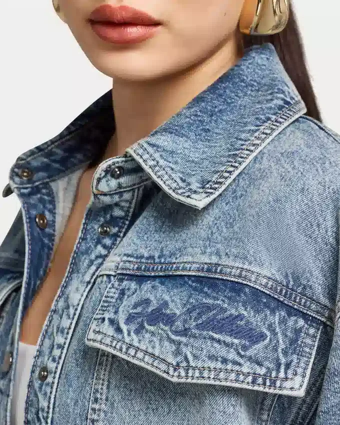Kurzärmeliges Denim-Shirt für Damen in Shorts Kurzärmeliges Denim-Shirt für Damen in Shorts