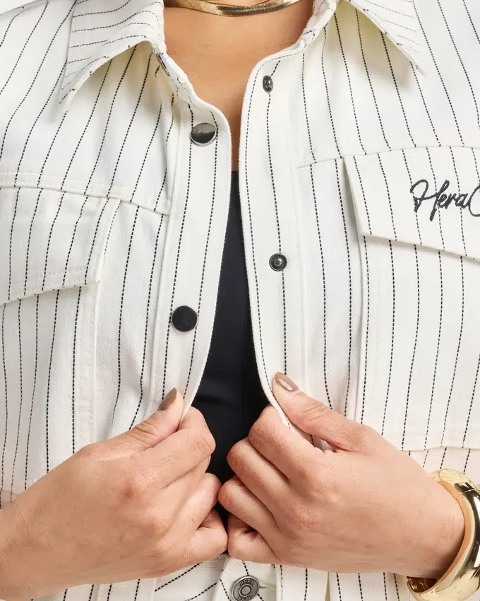 Kurzärmeliges Denim-Shirt für Damen in Shorts Kurzärmeliges Denim-Shirt für Damen in Shorts