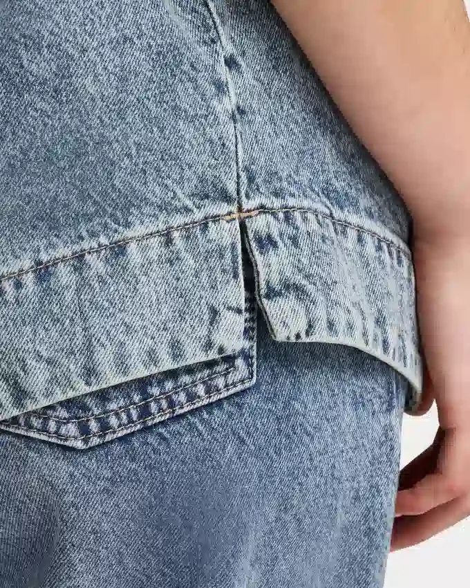 Kurzärmeliges Denim-Shirt für Damen in Shorts Kurzärmeliges Denim-Shirt für Damen in Shorts
