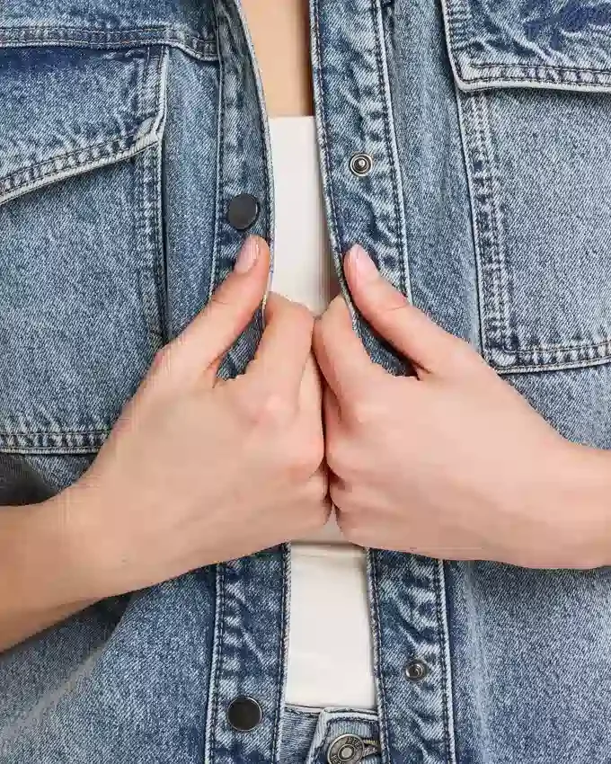 Kurzärmeliges Denim-Shirt für Damen in Shorts Kurzärmeliges Denim-Shirt für Damen in Shorts