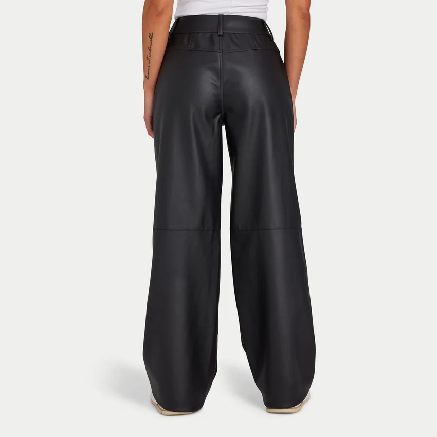 Rewear Damenhose aus Kunstleder mit weitem Bein – schwarz Rewear Damenhose aus Kunstleder mit weitem Bein – schwarz